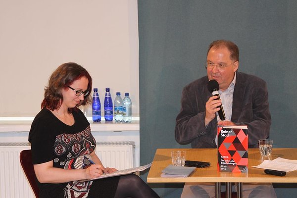 Aija Sakova interviewing the Franz Kafka biographer Reiner Stach at the Estonian Writer&#x27;s Union in Tallinn (2018).