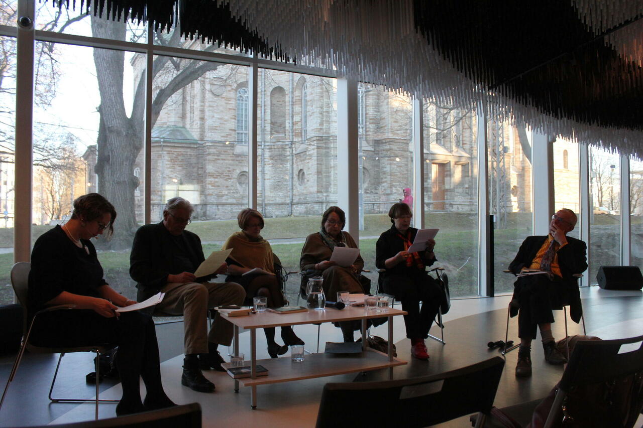 Aija Sakova, Hans Thill, Juta Schnur, Katja Lange-Müller, Viivi Luik, Cornelius Hasselblatt. Foto: Rafael Denev