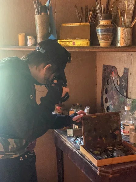 Noor kunstnik uurib ja jäädvustab Sagritsa töövahendeid