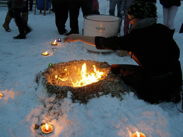 Talvine rakukeraamika projekt ,,Savi, tuli, lumi&quot;. Tuld taltsutab keraamikaõpetaja Eliko Kajak, hetk tagasi tulikuumast ahjust (1000 kraadi) väljatõstetud ese süütab saepurust pesa. 