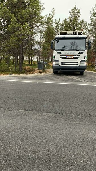 Kuvassa jäteauto Mihkaljärvellä osoitteessa Sevettijärventie 7671, johon aluekeräysastia on siirtynyt. Kuva Urbaser Oy.