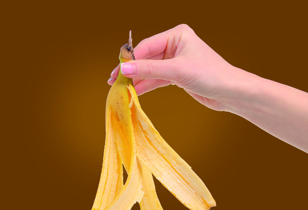 Kuvituskuvassa käsi pitelee banaaninkuorta.