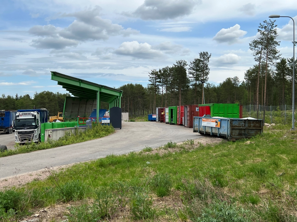 Kuvassa Sodankylän ecoSEMA. Asemalla vastaanotetaan monia eri jätteitä.