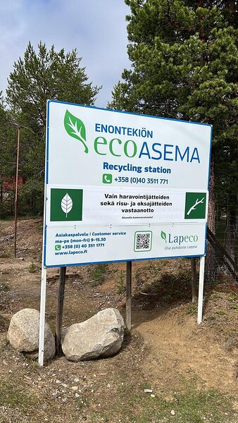 Hetan ecoASEMAN edustalla on opastekyltti, joka kertoo haravointijätteiden sekä risu- ja oksa-jätteiden vastaanotosta.