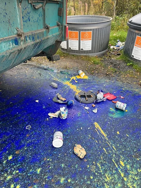 Kemijärven Vikajärvellä vaaralliseksi jätteeksi luokiteltavat maalit valuivat maahan polttokelpoisen jätteen syväkeräyssäiliötä tyhjennettäessä.