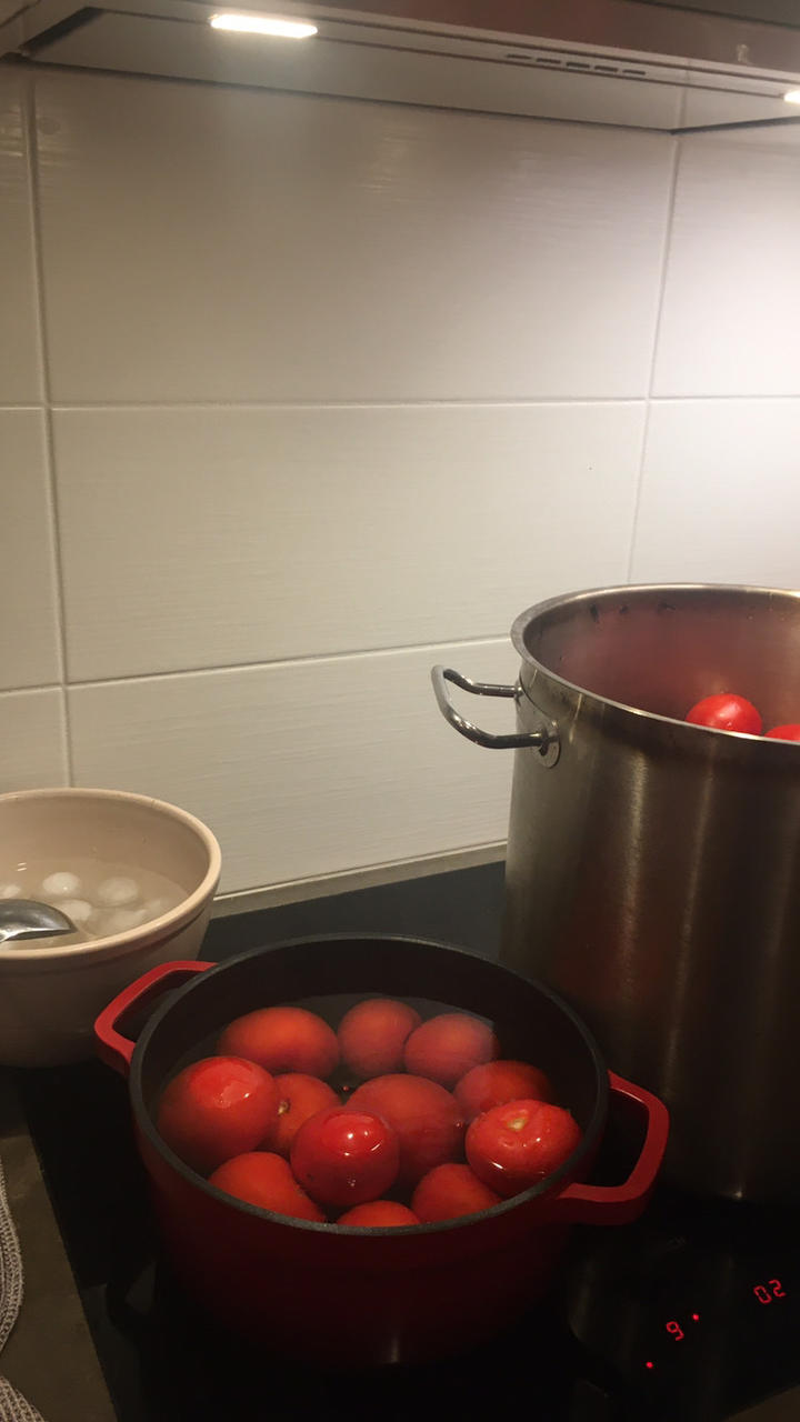 Punases potis tomateid ootab jäävann heledas kausis.
