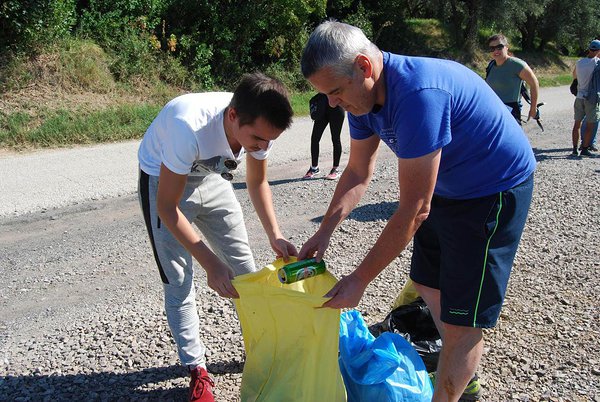 "Teeme ära" koristuspäev Sloveenia rannikul. Tegelikult olid meil kindad käes ja siin poseerisid myWateri kolleegid lihtsalt saagiga.