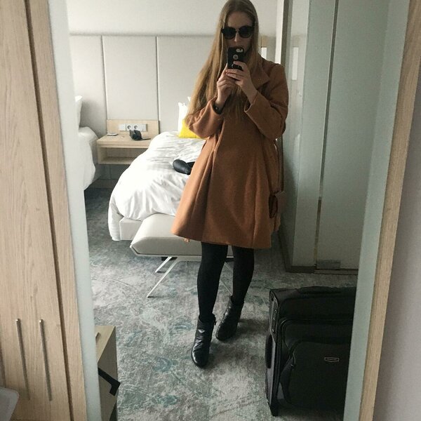 Foto: Pariisi hotellis Climathoni ajal, jaanuar 2020. Olin just teinud täiendusi oma garderoobI: lukuga eemaldatava voodriga mantel (mulle õmmeldud), Stella Soomlaisi ridikül.