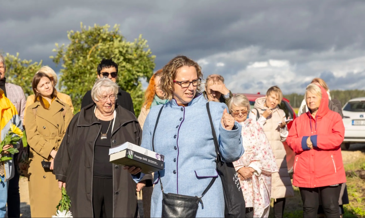 Aija Sakova mälstuskivi avamisel. Foto: Kristo Kivisoo / Järva Teataja