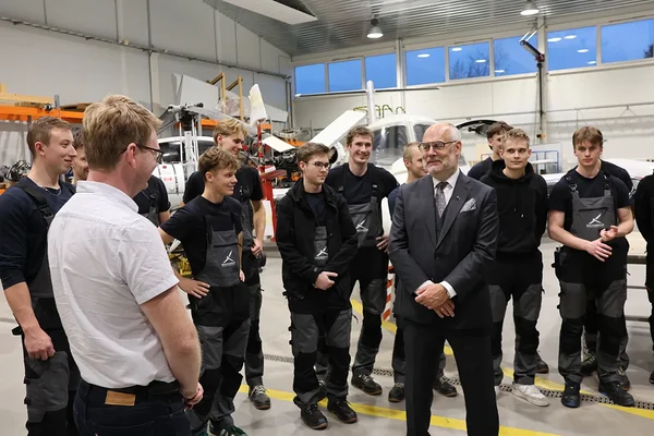 President Alar Karis Eesti Lennuakadeemia õppeangaaris