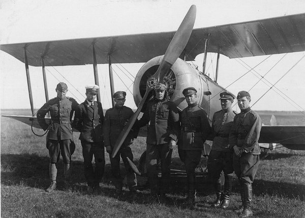 Voldemar Post ja Karl Haas lendurõpilastega 1920ndatel aastatel