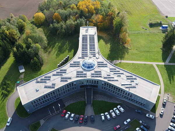 Päikesejaam akadeemia õppehoone katusel