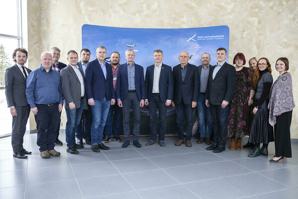 Tallinna Tehnikaülikooli delegatsioon tutvus ka lennuakadeemia õppehoonega