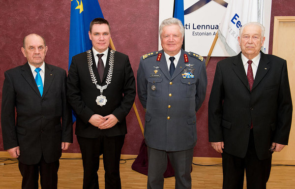 Pildil vasakult: auliige Mart Enneveer, rektor Jaanus Jakimenko, auliige Teo Krüüner, auliige Valter Pakk