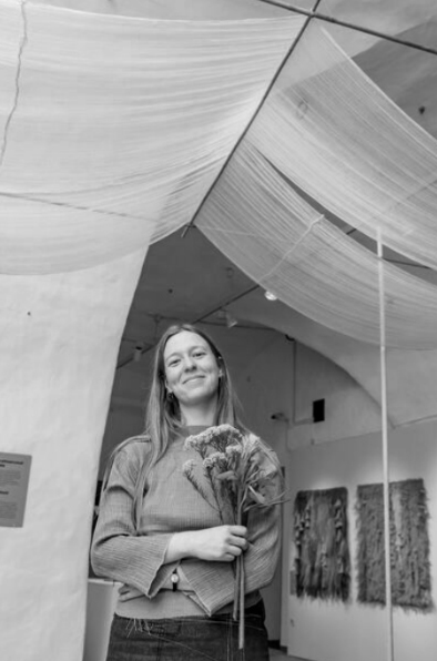 Autor koos teosega “Unelused. Kaaluta katus“ näitusel “Piirideta aineväljadel”. Foto: Tõnu Tunnel