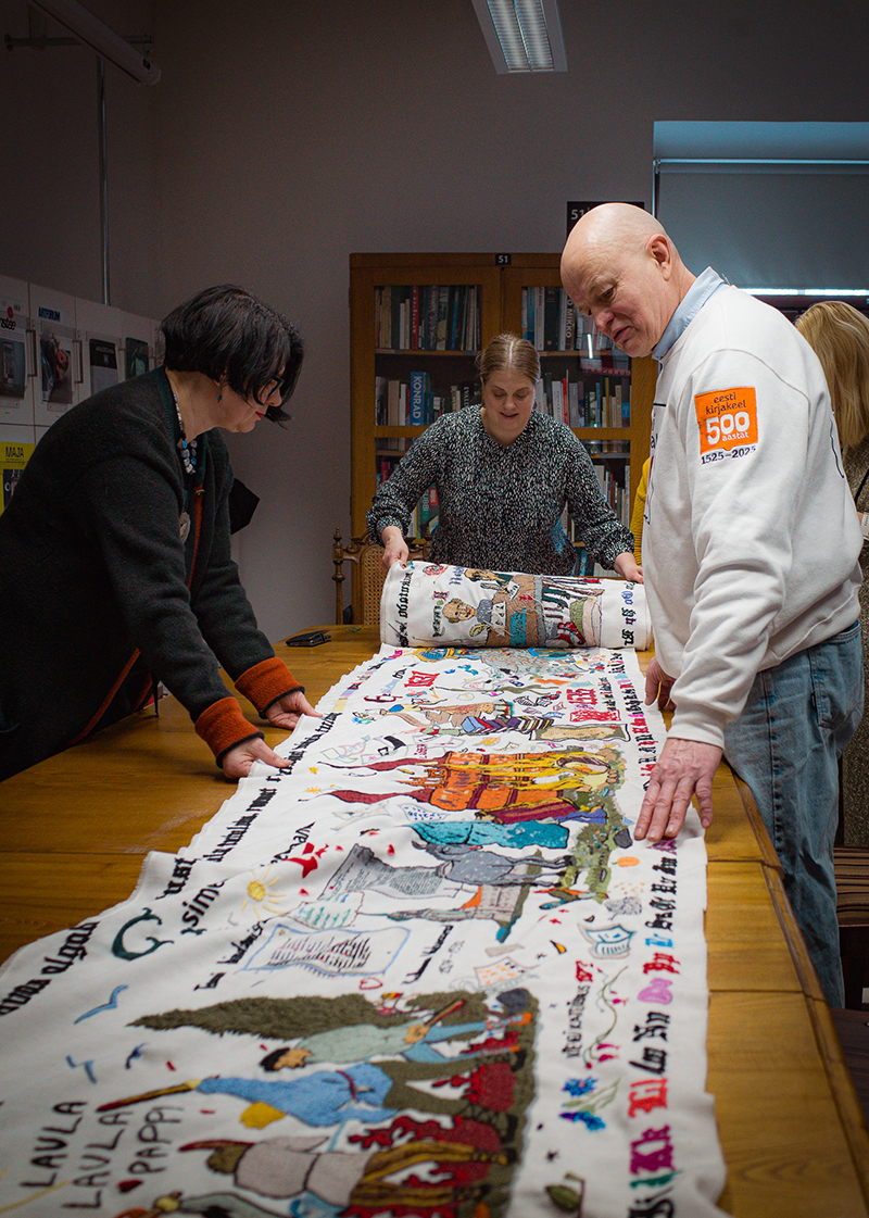 Eesti Raamat 500 piltvaip, Aet Ollisaar, Marju Roos, Mart Jagomägi. Foto: Ksenia Kvitko