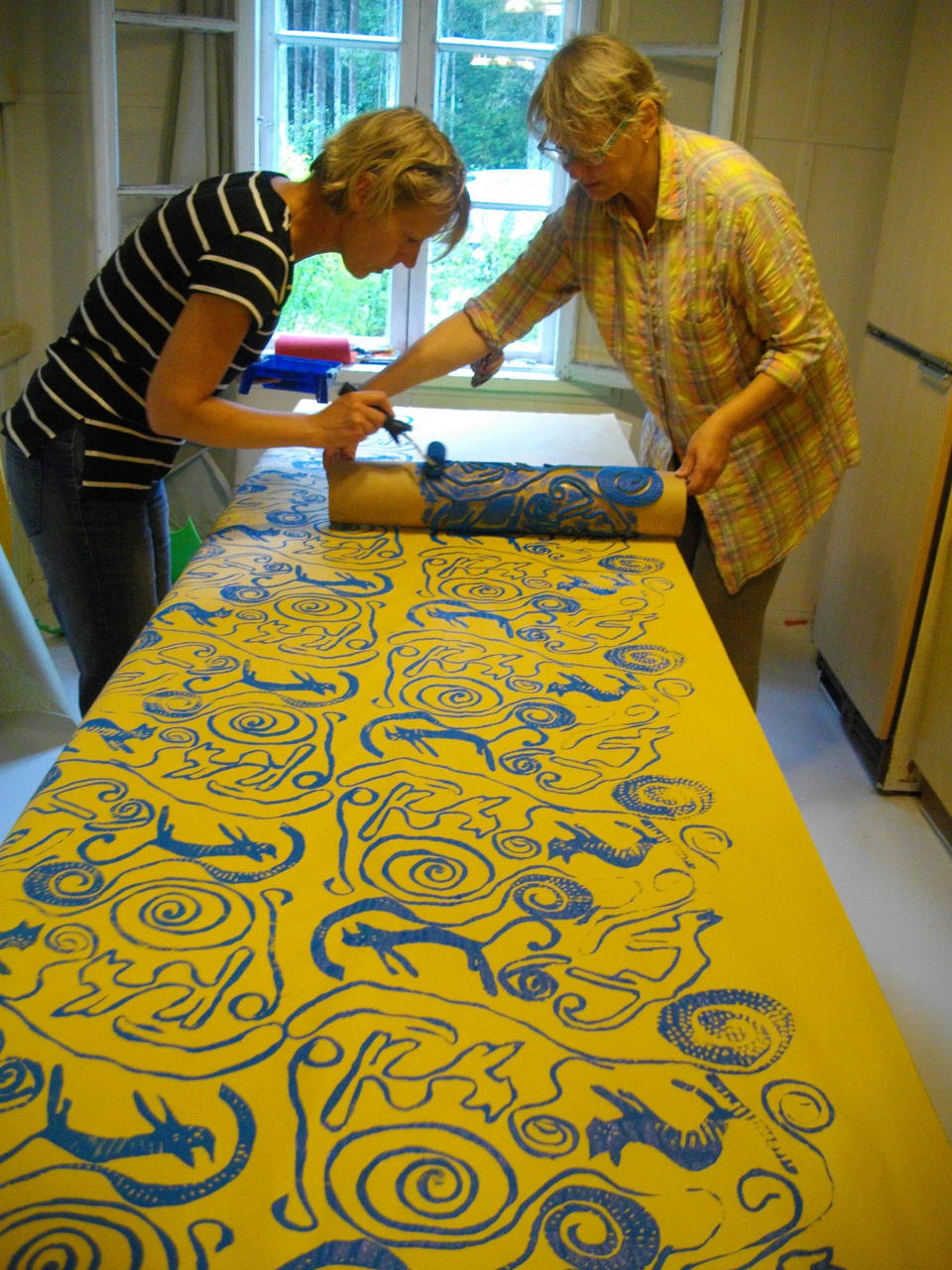 Rulltrükiworkshop Heimtalis. Ainikki Eiskop ja Sigrid Huik.