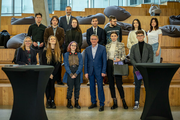 Ida-Viru noorte kliimakogu ettepanekute üleandmine minister Aabile 15.12.2021 Narvas. Foto: Katre Liiv