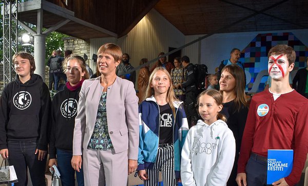 Noored kliimaaktivistid Arvamusfestivalil peale kliimadialoogi Kersti Kaljulaidiga. Foto: Arvamusfestival
