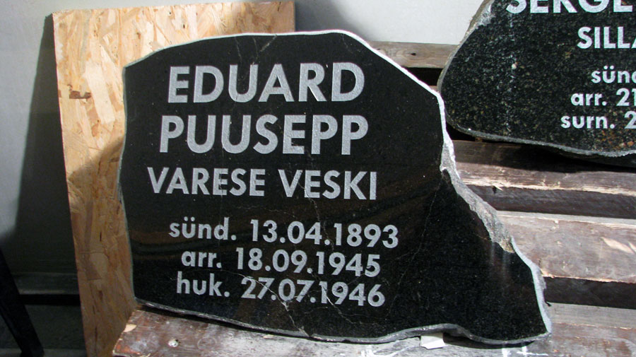 Poleeritud maakivi. Tähed, daatumid graveeritud abrassiivjoaga.
