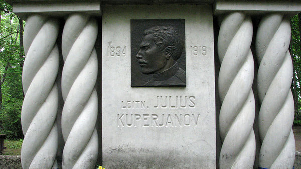 Julius Kuperjanovi monumendi restaureeritud kiri ja daatumid. Vana kirja maha lihvimine ja uus täheraie.