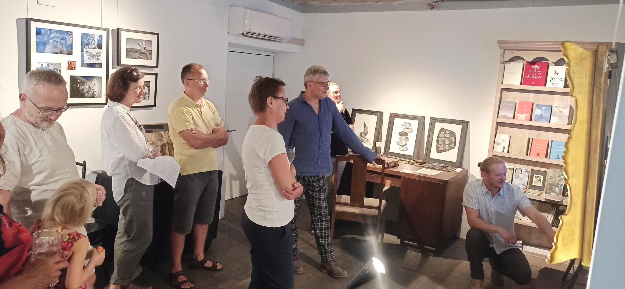 Martin Bristol tutvustab külalistele Esna Galeriid. 2022. Foto: Aija Sakova