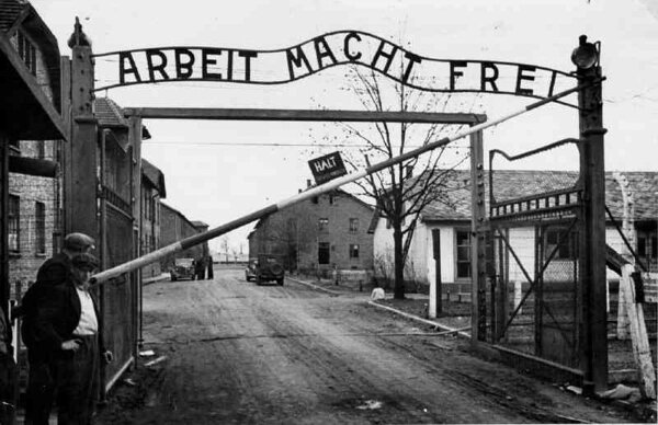 Auschwitzi I koonduslaagri peavärav koos raudsildiga "Arbeit macht frei" ('Töö teeb vabaks').