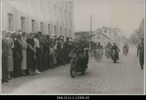 Võidupüha tähistamine Tartus 23.06.1936, Kaitseliidu mootorratturid saabuvad võidutulega. Foto: Rahvusarhiiv