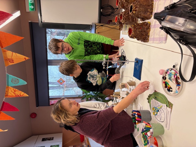 Foto: Milvi Talts. Pernova loodusmaja huvikooli ringiõpilased käisid külas Tartu loodusmaja huvikoolis.