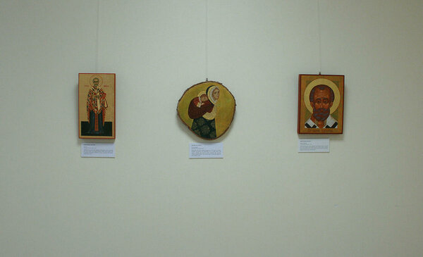 Aivas - Svetā Nikolaja ikona un Kristīnes  - Dievmātes ikona, Karīnas - Svētā Nikolaja ikona