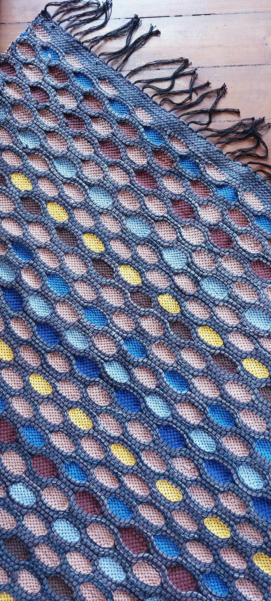 Terra Mama kangastelgedel kootud käsitöövaip "Argipäeva diskreetne võlu"