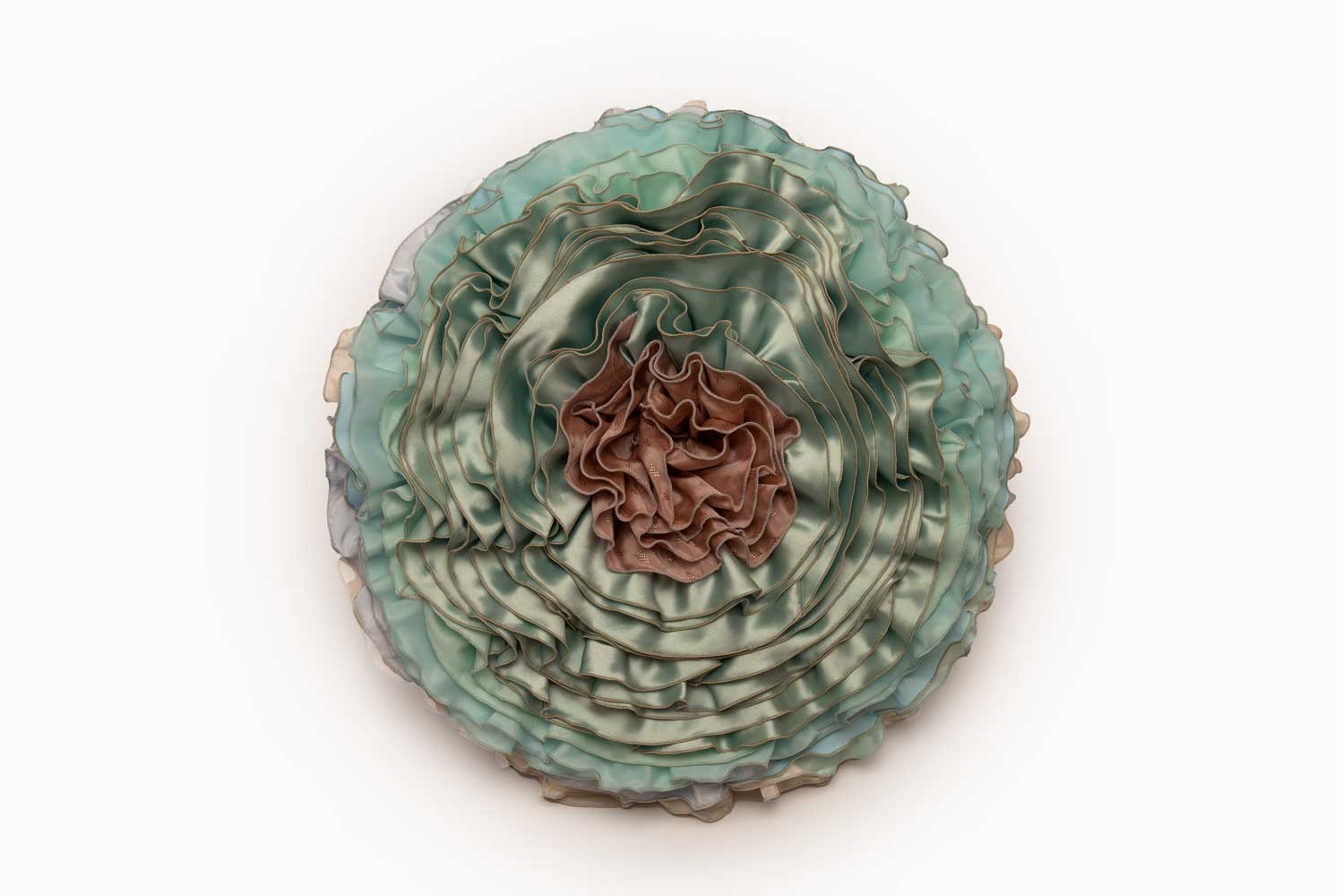 Terra Mama ümmargune volangidega dekoratiivpadi "Illi" seeriast "Minu tädi oli Silueti mannekeen"