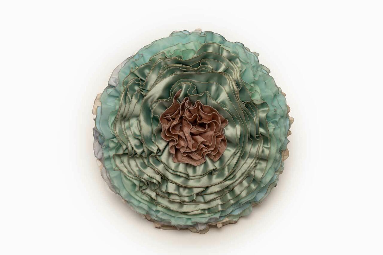 Terra Mama ümmargune volangidega dekoratiivpadi "Illi" seeriast "Minu tädi oli Silueti mannekeen"