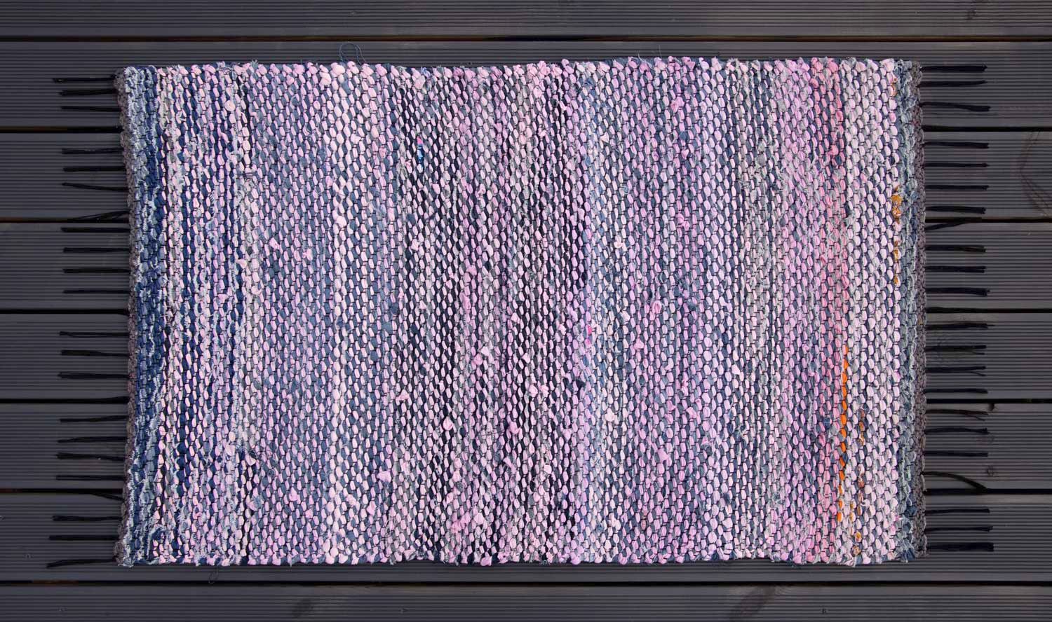 Terra Mama kangastelgedel kootud kaltsuvaip teksaribadega "Roosa Väike Saladus"