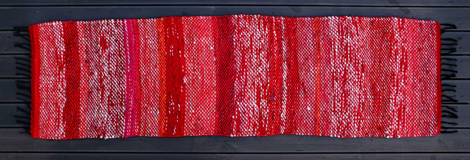 Terra Mama kangastelgedel kootud kaltsuvaip Maasikapunane