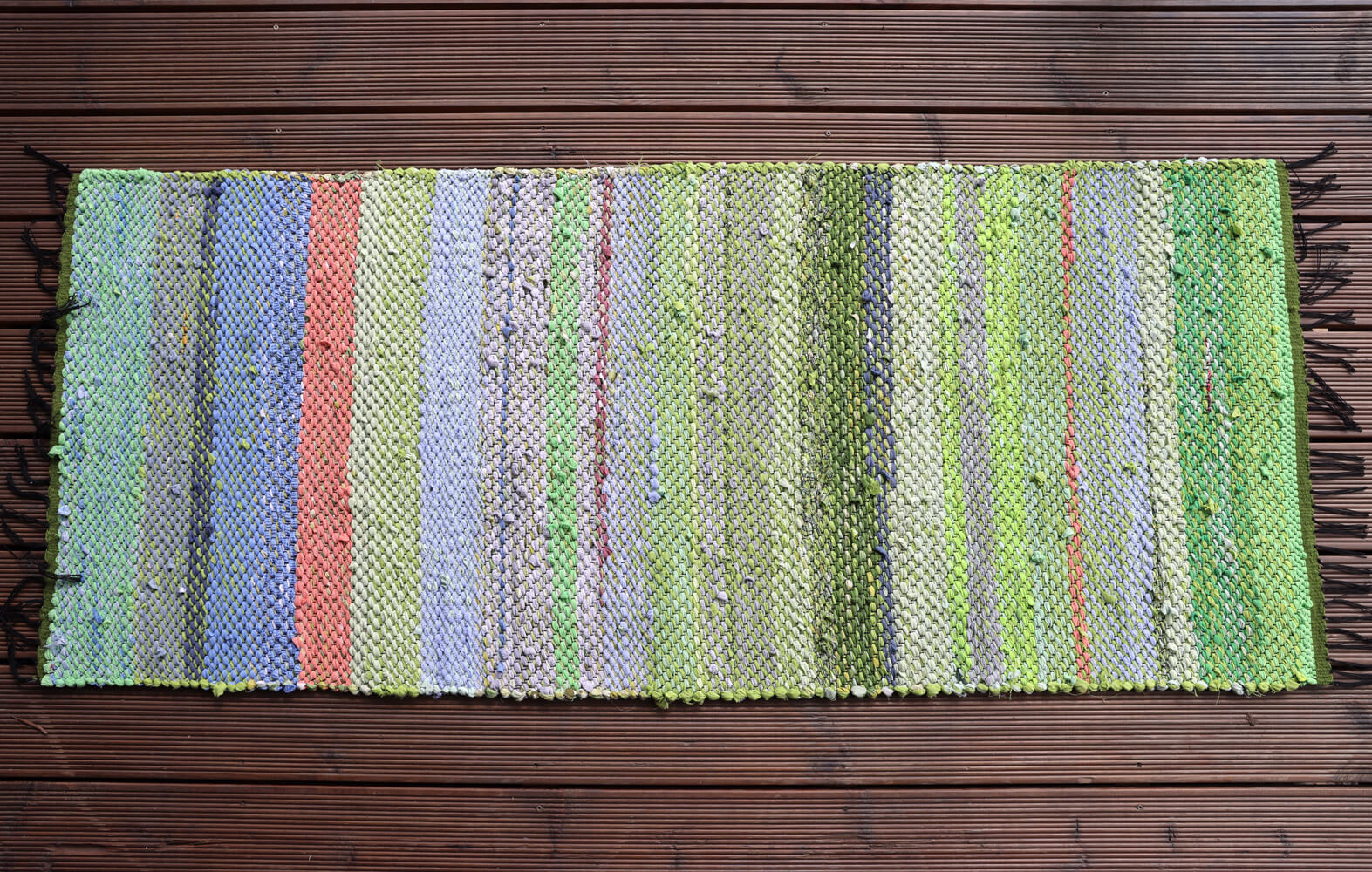 Terra Mama kangastelgedel kootud kaltsuvaip "Rohusel rajal"