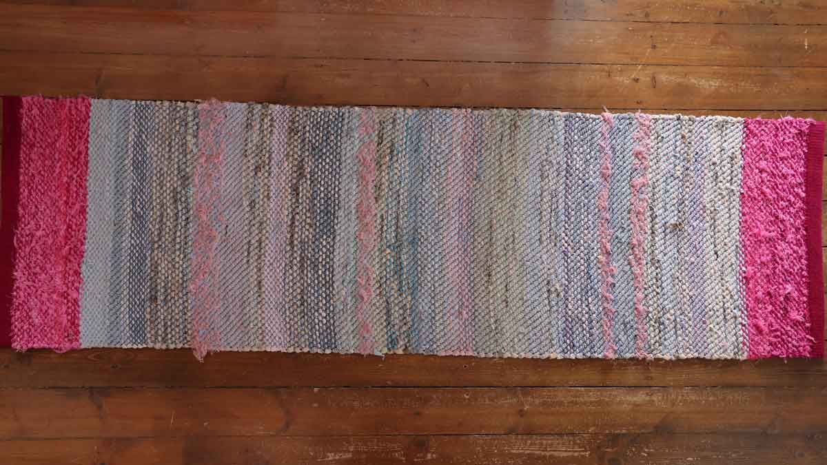 Terra Mama kangastelgedel kootud taaskasutustekstiilidest kaltsuvaip Tagatoas