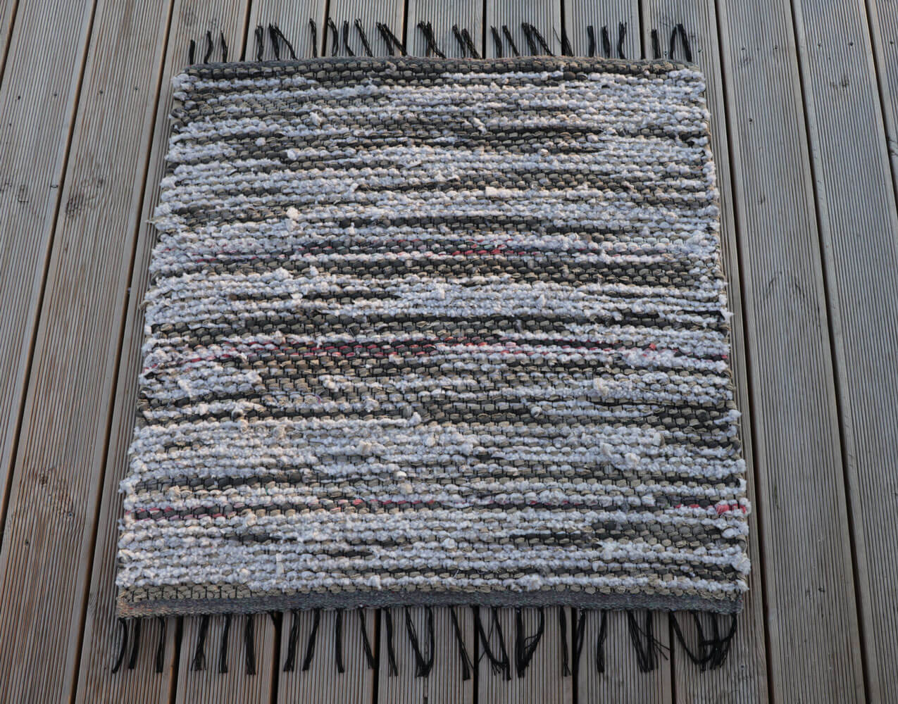 Terra Mama kangastelgedel kootud punane kaltsuvaip