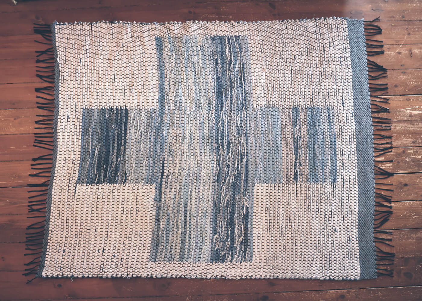 Terra Mama kangastelgedel kootud õhem teksaribadega kaltsuvaip "Taevale lähemal"