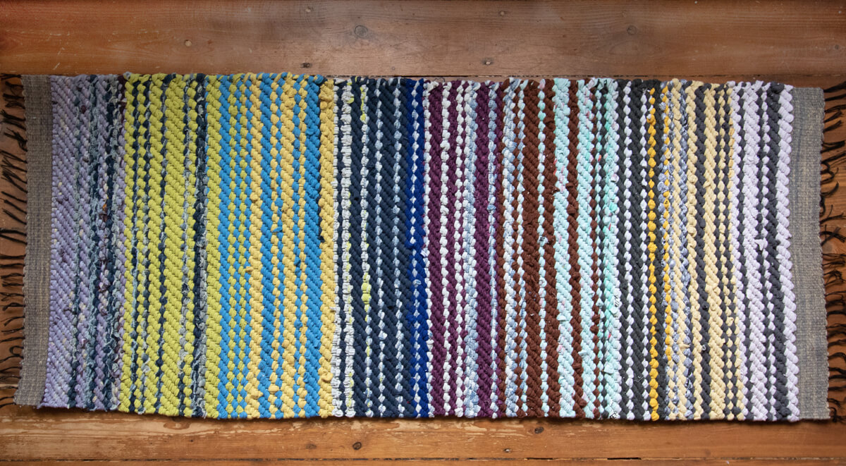 Terra Mama kangastelgedel kootud kaltsuvaip  Appi, appi, kass läks kappi