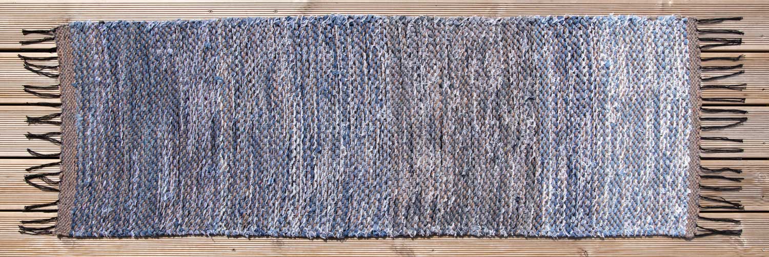 Terra Mama kangastelgedel kootud kaltsuvaip teksaribadest