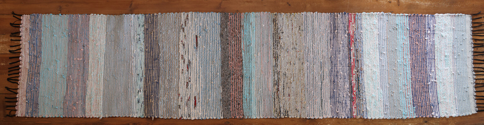 Terra Mama kangastelgedel kootud triibuline kaltsuvaip "Suvel Segasumma suvilas"