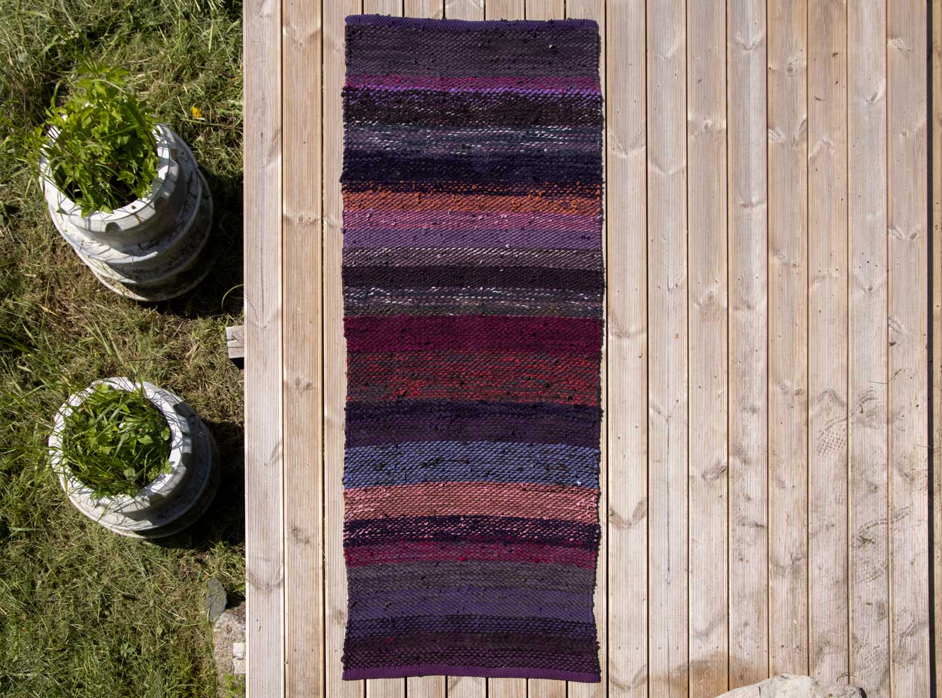 Terra Mama kangastelgedel kootud tume toimne kaltsuvaip "Tumedad Marjad"