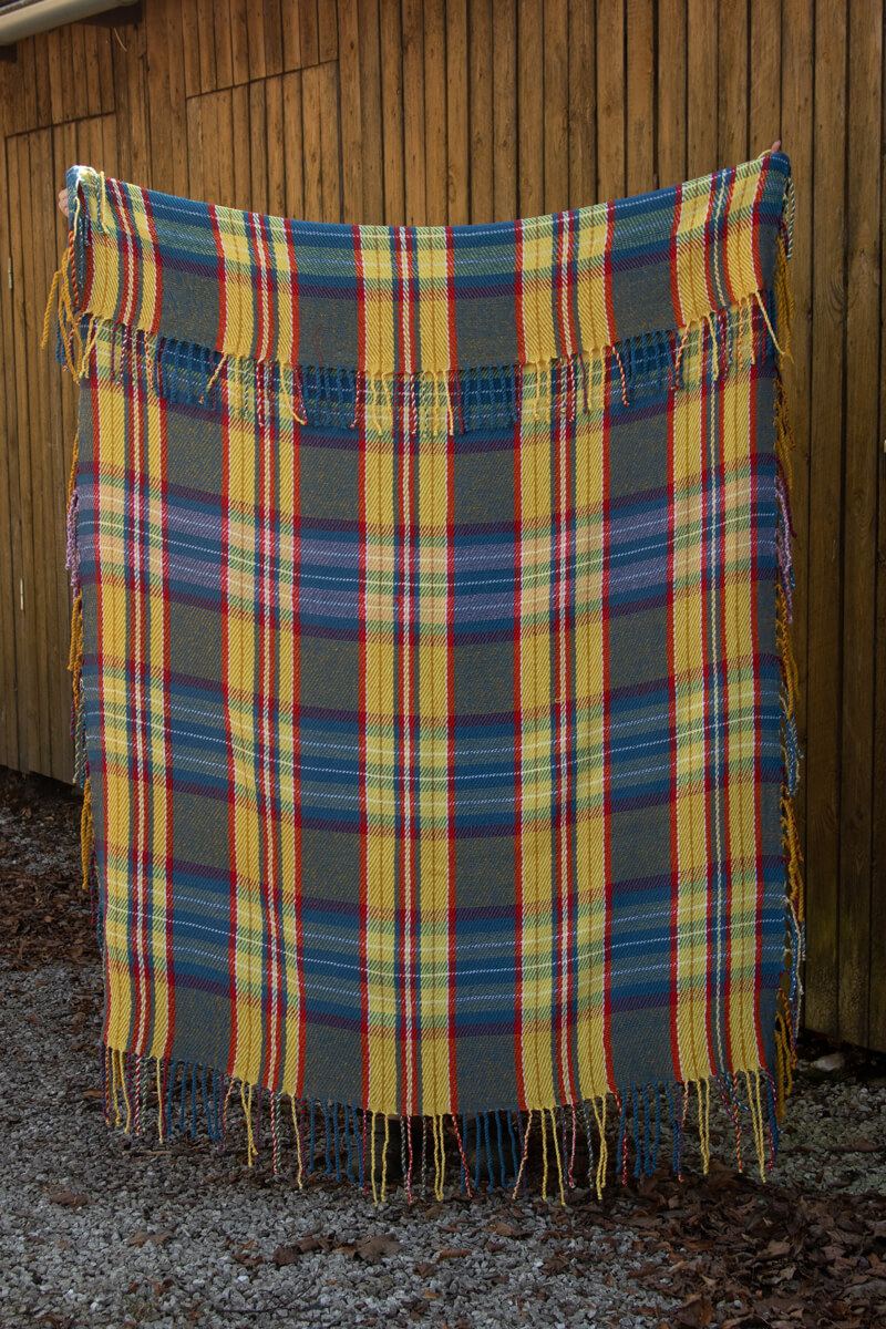 Terra Mama kangastelgedel kootud  villane pleed Kadrina kosjarätik nr 2