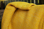 Terra Mama kangastelgedel kootud kollane pleed &quot;Päikesele vastu&quot;