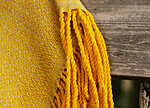 Terra Mama kangastelgedel kootud kollane pleed &quot;Päikesele vastu&quot;