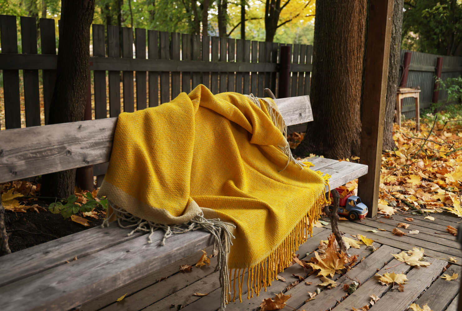 Terra Mama kangastelgedel kootud kollane pleed "Päikesele vastu"