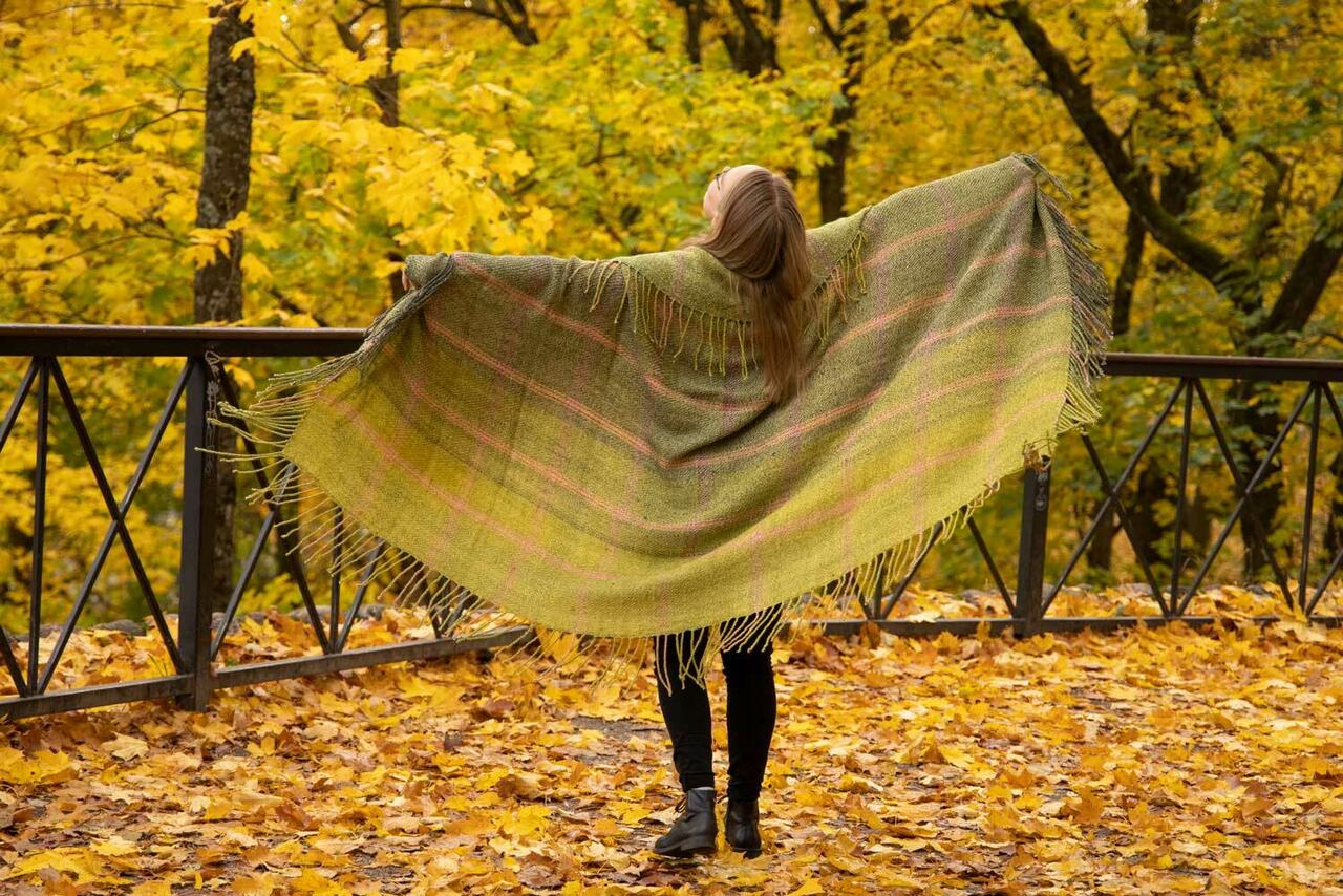 Terra Mama kangastelgedel kootud villased pleedidi ja suurrätikud