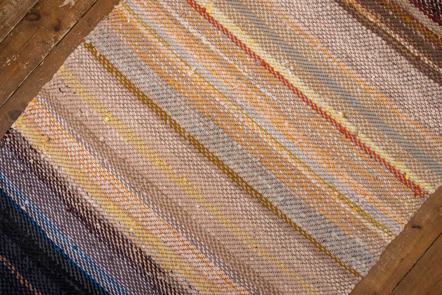 Mulla-aineline kaltsuvaip taaskasutustekstiilidest