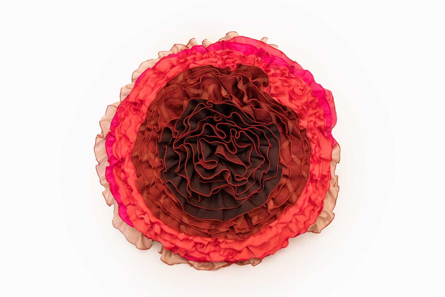 Terra Mama ümmargune volangidega dekoratiivpadi "Ly" seeriast "Minu tädi oli Silueti mannekeen"